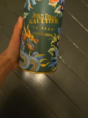 Le Beau Paradise Garden parfym  - Snygg och färgstark parfym från Jean Paul Gaultier med exotisk design. Perfekt för dig som vill sticka ut och addera en unik touch till din stil.