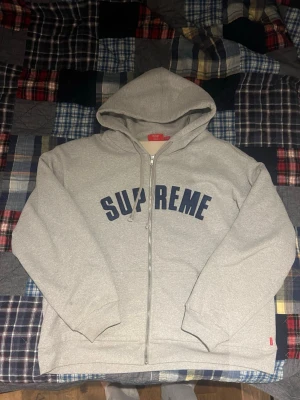 Supreme hoodie  - Supreme hoodie med blå navy text. Bra skick, ”waffle” texturerad insida som gör hoodien skön och så att den behåller passform väl.