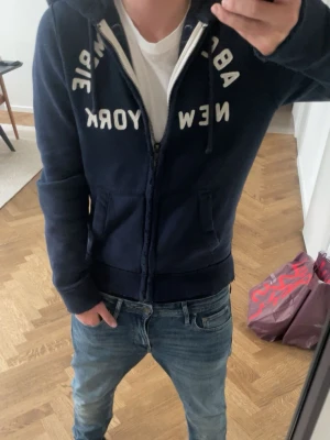 Abercrombie & Fitch hoodie  - Tja! Säljer denna översköna Abercrombie & Fitch hoodien i extremt bra skick då den knappt är använd! Storleken är M! Hör av er vid minsta fundering!😃😃 