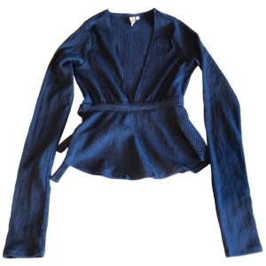 Mörkblå knytblus/ långärmad topp, Nelly - Söt mörkblå knytblus i bra skick!