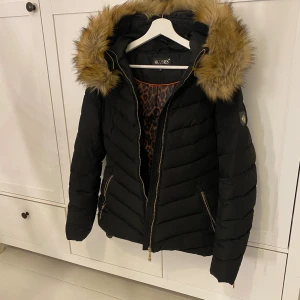 Svart pufferjacka Hollies  - Säljer en äkta hollie jacka som används en vinter men sedan legat i garderoben en hel sommar, den passar perfekt och är jätte skön till vintern, köpt en ny därför säljer jag denna till någon som kommer ha en användning till den. 