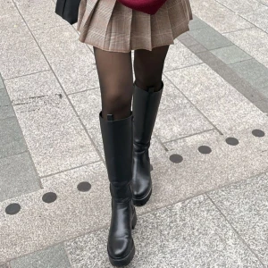 Svarta höga stövlar - Super snygga svarta höga stövlar perfekta till hösten från Zara