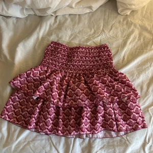 Rosa mönstrad kjol - så fin kjol från meet me there! Med shorts insytt.