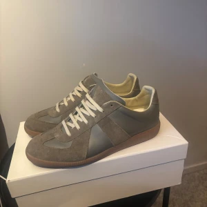 Maison margiela skor - Otroligt bra skick] original box tillkommer och kvitto finns även] Storlek 40] hör av er vid funderingar!