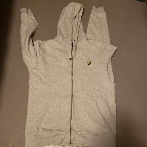 Lyle and scott zip-up luvtröja - Växt ur den! Bra skick. Använd enstaka gånger.