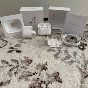 AirPods Pro 2 - AirPods Pro (2nd Generation)  Säljes i mycket gott skick Komplett med originalförpackning, extra öronproppar och laddkabel Fullt fungerande och testad inför försäljning Frakt samma dag vid köp 💸 Pris kan sänkas vid snabb affär Vid frågor eller intresse – skriv gärna