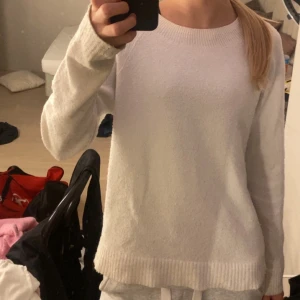 Två stickade tröjor i rosa och vitt - Jag säljer två stycken stickade tröjor, en i vit och en i rosa från Vero Moda. Dom säljs nu tillsammans då dom inte används längre. Kan va lite små slitna därför säljs båda tröjorna nu för nästan priset av en tröja. Tillsammans kostar de original ca 700kr och nu säljs de för 400kr💗