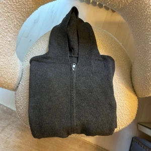 Mörkgrå stickad Gudrun Sjödén   hoodie  - Hej! Säljer min riktigt Mysiga Gudrun Sjödén hoodie i stickat material med en heldragen kedja och huva till. Koftans model är lite halvbägi och mysig som passar perfekt nu till hösten. | St:L| Nypris-: 1599| Mitt pris-: 499| Har två inne= 2 för 999