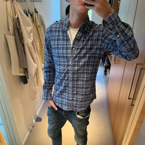 Ralph Lauren skjorta  - Hej, säljer denna riktigt feta Ralph Lauren skjortan i ett rutigt mönster, skicket är väldigt bra skulle säga 9/10, storleken är S : killen på bilden är 182 cm. Släng iväg ett dm för frågor 📩🙌