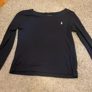 Mörkblå långärmad tröja Polo Ralph Lauren - Snygg mörkblå långärmad tröja från Ralph fluoren i bra skick och inte använde så mycket💕