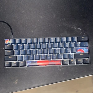 Mekaniskt tangentbord 60% custom - Köpt för 1200kr, hadde det i 1-2 månader innan jag skaffade ett lite större då jag tyckte det var för litet för mig, kom med prisförslag 😃