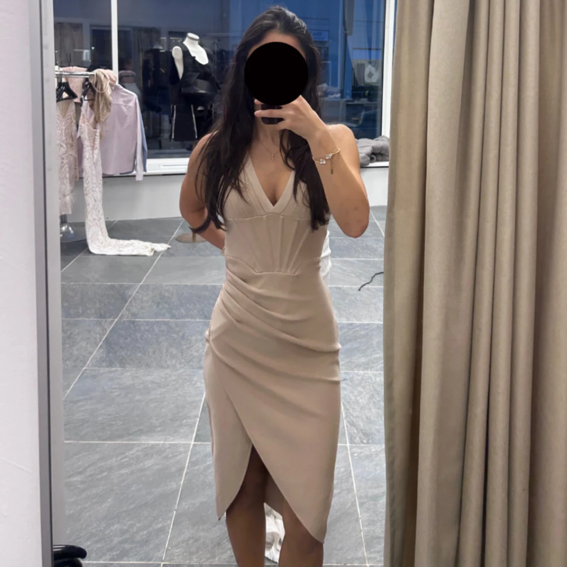 Beige omlottklänning med v-ringning