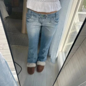 Lågmidjade bootcut jeans🤍 - Unika Lågmidjade bootcut jeans med fina detaljer 💕 Står ej storlek på jeansen, mått finns på bilderna 💕 Inga defekter Köptes på Vinted men passade ej, säljer vidare 💕