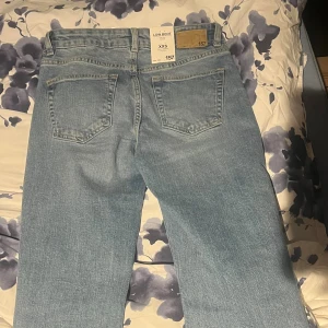 Bootcut ljusblå jeans 157 XXS - Säljer ett par ljusblå Lågmidjade bootcut jeans från lager 157 i storlek XXS. Helt nya med lappen på endast testade men säljer då dom var för små för mig, köpte för 400kr🥰