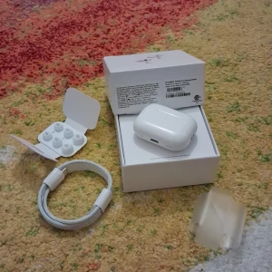 AirPods Pro (2nd generation) - Apple AirPods Pro (2nd gen) i mycket fint skick, komplett med originalförpackning, extra öronproppar och laddningskabel. Trådlös brusreducering, adaptiv EQ och lång batteritid. Perfekt för musik, samtal och träning. Inga synliga defekter eller slitage.