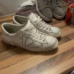 Philippe Model  - Säljer ett par vita sneakers från Philippe Model i skinn. Klassisk låg modell den är lite smutsig men inga skador eller hål i sig 