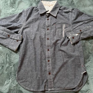 Selvedge Jeans Skjorta - Säljer en Jeans skjorta tillverkad med Selvedge jean. Otroligt fin med unika detaljer! Storlek 2 som passar som en S-M. Märker är okänt. Inga hål eller liknande