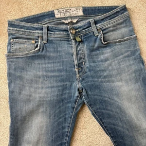 Blå jeans från Jacob Cohen - Tja! Säljer nu dessa trendiga Jacob Cohën jeansen. Skick: 8/10. Pris: 1299kr. Storlek: w33