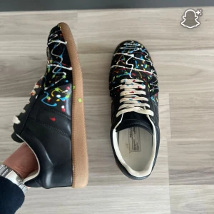 Svarta maison margiela  - Säljer ett par feta maison margiela knappt använda i storlek 42, skorna har inga defekter, pris kan diskuteras:)