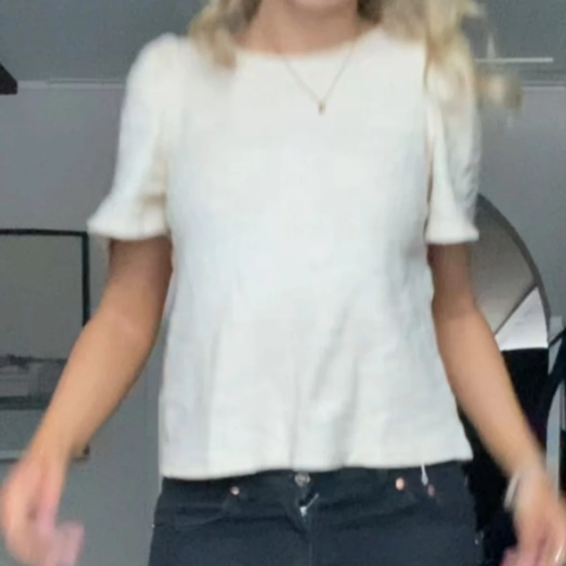 Vit blus med knyt i nacken - 1