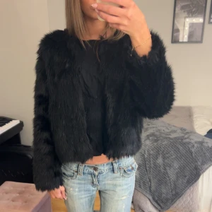 Pälsjacka  - Jättesnygg svart pälsjacka från Gina Tricot som endast användsts fåtal gånger!!🤍