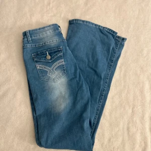 Bootcut jeans - Bootcut jeans köpta från Shein! Dom sitter väldigt bra på mig, medelhög midja, går till fotknölen på mig som är 170. Endast använda 1-2 gånger, inga hål eller fläckar eller liknande, om ni undrar nått är det bara att fråga på! Nypris: 290 kr, mitt pris: 100kr + frakt 😊