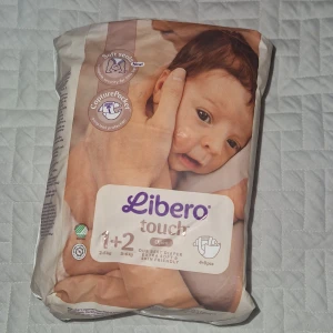 Libero Touch 1+2 blöjbyxor 2-6 kg - Libero Touch 1+2 blöjbyxor för nyfödda och små bebisar, supermjuka och hudvänliga med CapturePocket och våtindikator. Det är Liberos mjukaste, tunnaste och mest skonsamma blöja.  Blöjan har en tunn och flexibel kärna med kanaler för en mjuk passform. 