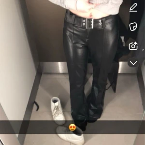 Svarta skinnbyxor med bälte - Snygga svarta skinnbyxor, Perfekta för att lyfta din outfit. Använd ett fåtal gånger. 