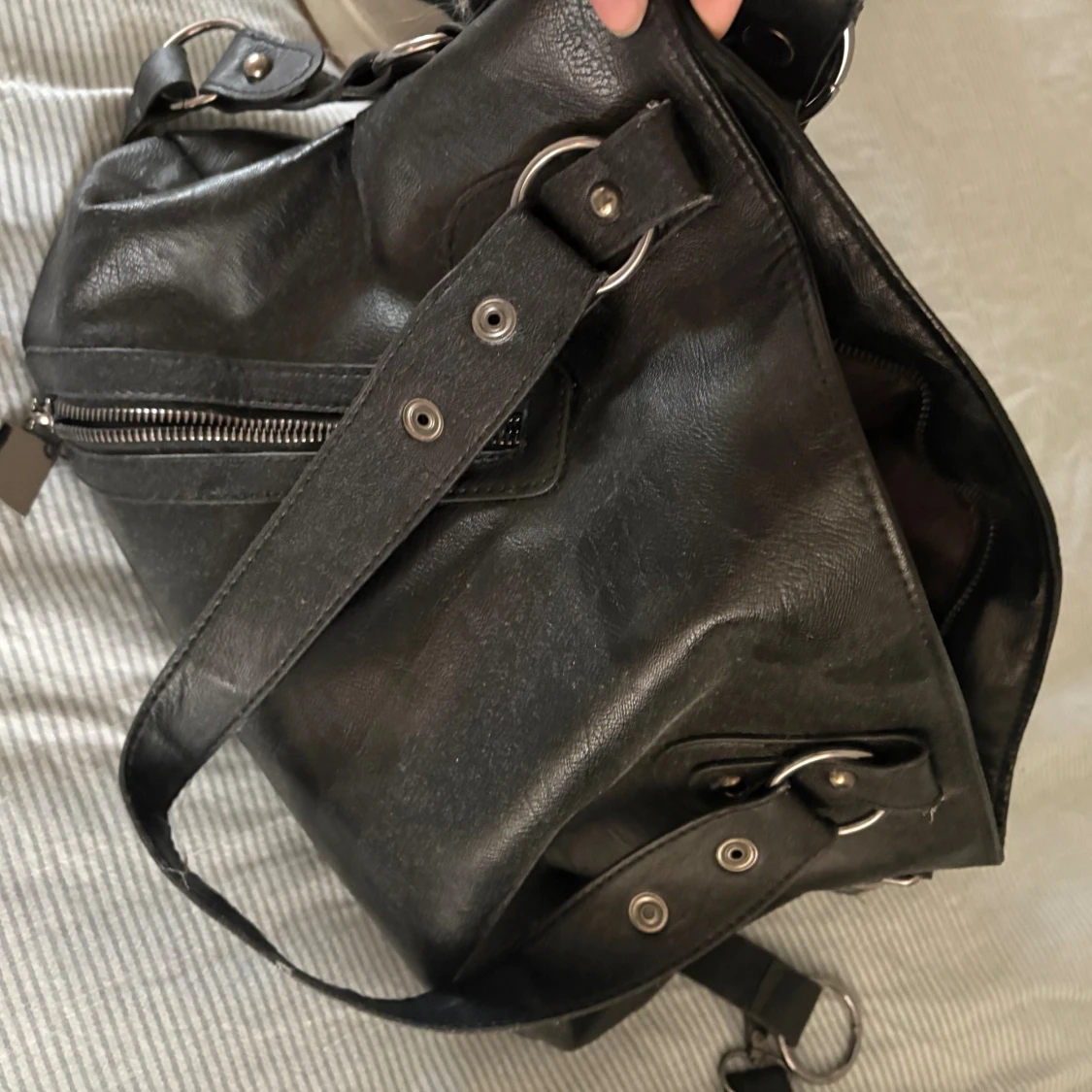Svart axelväska i skinn med ringdetaljer