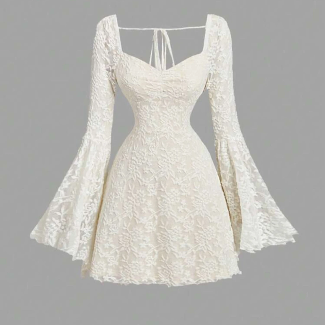 Studentklänning, Vit spetsklänning med utsvängda ärmar