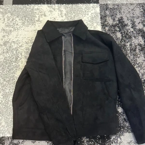 Overshirt  - Jättefin overshirt i svart mocka, skriv för eventuella frågor! Riktigt billigt pris