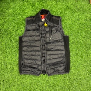 Svart dunväst från Parajumpers - Svart dunväst från Parajumpers med quiltad design och dragkedja framtill. Västen har ståkrage med gul detalj, meshpaneler på sidorna och flera praktiska fickor både in- och utvändigt. Insidan har orange detaljer och etikett. Perfekt för lager-på-lager.