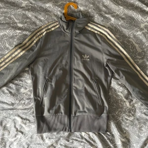 Adidas zip up - Adidas zip upp i storlek 36 skriv vi mer funderingar😇👍🏼