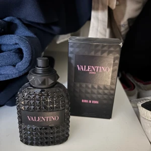 Valentino Uomo Born In Roma - Stilren och modern parfym från Valentino, perfekt för dig som vill sticka ut. Snygg design och trendig känsla – ett måste i din samling. Volym: 100 ml. Hälften kvar av parfymen, vill du ha bild bevis skriv till mig! 