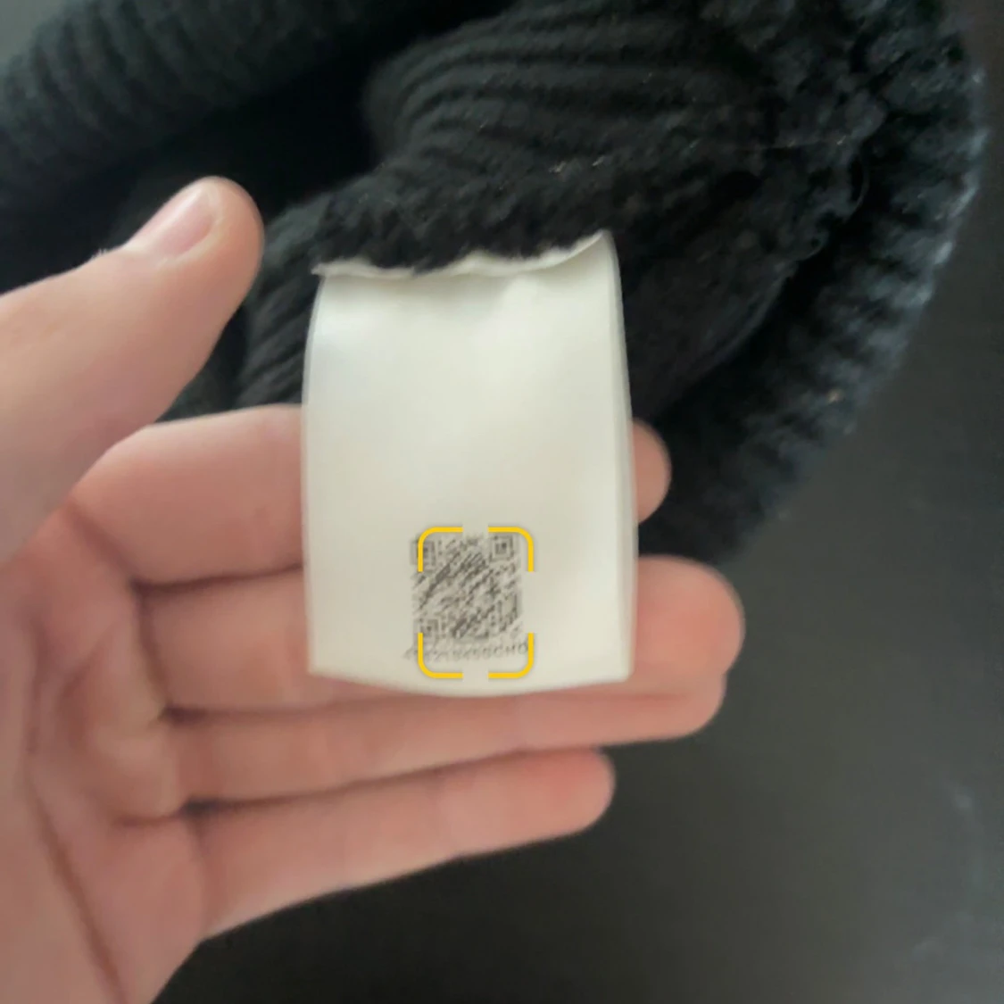 Svart ribbstickad Moncler mössa - 4