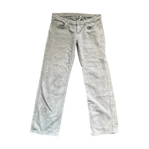 Grå raka jeans - Snygga grå jeans från WEEKDAY med rak passform och klassisk femficksdesign. Jeansen har en unik tvättad look som ger en cool vintagekänsla. Tillverkade i slitstarkt bomullsmaterial och har normal midja. Perfekta för dig som gillar en avslappnad stil.