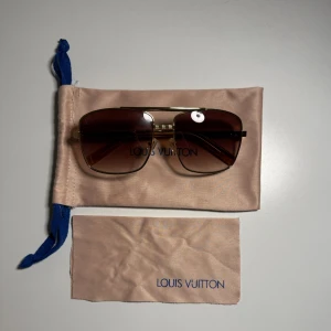 Solglasögon  - Säljer mina solglasögon. Har använt dem hela sommaren 2025. Det finns några små skador, men inget som syns tydligt. Skick: 8/10. Vänligen kontakta mig innan köp, och fråga gärna om du vill ha mer information eller fler bilder på solglasögonen.