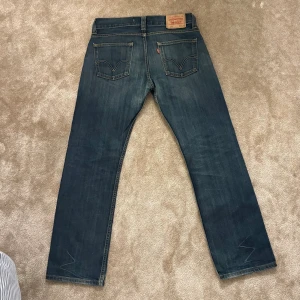 Levi’s 506 - Blåa jeans från tidlösa Levi’s. Snygg tvättning och mycket bra skick på jeansen. Hade definitivt behållit om de inte va så att de va lite små i midjan!Modellen är 506 och W/L 33/32. Mått i cm finns på bilderna och även hur den sitter på mig (186cm lång). Vid fler funderingar hör av dig! 🤗
