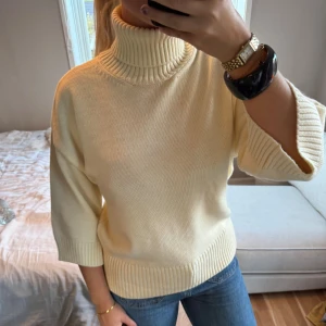 Stickad polo topp - Stickad polo tröja ifrån Hm, helt slutsåld ❣️❣️