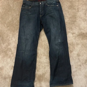 Ben sherman - Mörkblåa ben sherman jeans som är lite mer åt baggy hållet. Bra skick med snygga slitningar. Mått finns på bilderna även bild på hur dem sitter på mig (186cm). Mycket snygga jeans! Hör av er vid funderingar 😁 