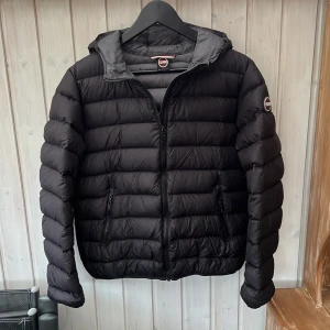 Colmar jacka svart 16y - Supersnygg colmar jacka! Size 16y/172cm! Passar mellan 170-177 typ! Skick 8/10! Bra skick men finns en defekt. Hör av dig vid minsta fundering 🤩 