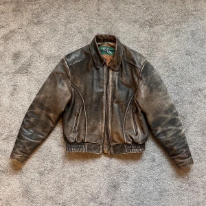 Classic Gear - Jacka i äkta läder från märket Classic Gear. Välbevarat skick med snyggt ”slitage”. Många unika detaljer som syns på bilderna. Passar S/Xs (herr). Möts upp i Lund, annars post.