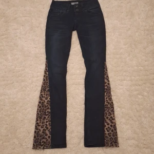 Omsydda ltb jeans - Säljer ett par ltb jeans som är omsydda till bootcut och även insytt leopard tyg! Jag har köpt dem från vinted, men tycker att dom är väldigt fint sydda. Skriv för fler bilder!!