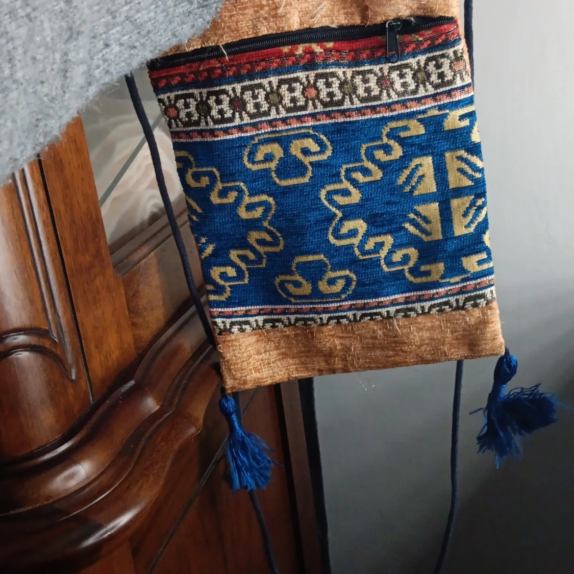 Mönstrad axelväska med tofsar