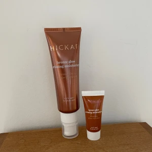 Hickap Bronze Glow Priming Moisturizer - Säljer två tuber Hickap Bronze Glow Priming Moisturizer, en större (50 ml) och en mindre (7 ml). Båda är i snyggt bronsfärgat plastmaterial med vita detaljer. Ger en fräsch glow och funkar som primer. 100% vegansk och passar alla hudtyper.