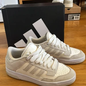 Adidas rapid court low  - Jätte fina och sköna skor som jag verkligen ville ha men fått inse att dom är förstora för mig så jag hoppas dom kan ge nån annan glädje. 