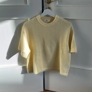 Ljusgul stickad tröja Gina Tricot - Superfin ljusgul stickad tröja från Gina Tricot i ullblandning. Storlek S 