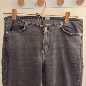 Jeans - Lågmidjade grå bootcut jeans från hm med cool midja. Storlek 36. Bra skick men liten defekt på ena bakfickan!