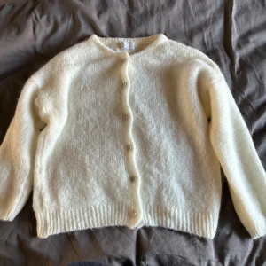 Vit fluffig kofta med knappar - Supermysig vit kofta i 30% mohair. Aldrig använd och köpt i Italien