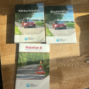 Körkortsboken, Studiehäftet till Körkortsboken, Riskettan B - Perfekt paket för dig som vill ta körkort! Innehåller Körkortsboken, studiehäfte och Riskettan B. Allt du behöver för att plugga teori, öva och förstå risker i trafiken. Passar både nybörjare och dig som vill fräscha upp kunskaperna.